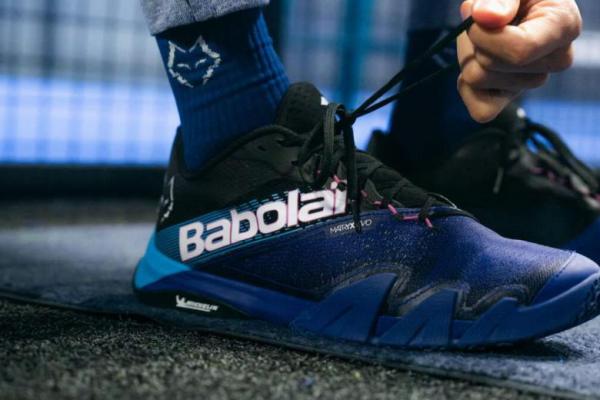 🆕 Babolat Jet Premura 2 by Lebron: la nueva zapatilla azul marino ya en Serena Padel Store